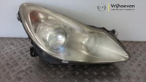 Gebruikte Koplamp rechts Opel Corsa D 1.4 16V Twinport Prijs € 60,00 Margeregeling aangeboden door Autodemontage Vrijhoeven B.V.