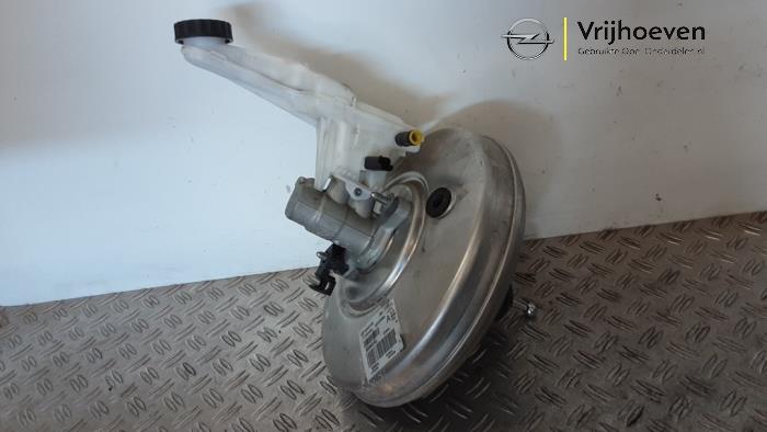 Rembekrachtiger van een Opel Astra L Sports Tourer (F4/FC/FN/FR) 1.2 Turbo 130 12V 2023