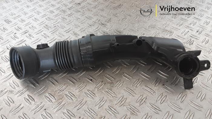 Intercooler Buis van een Opel Astra L Sports Tourer (F4/FC/FN/FR) 1.2 Turbo 130 12V 2023