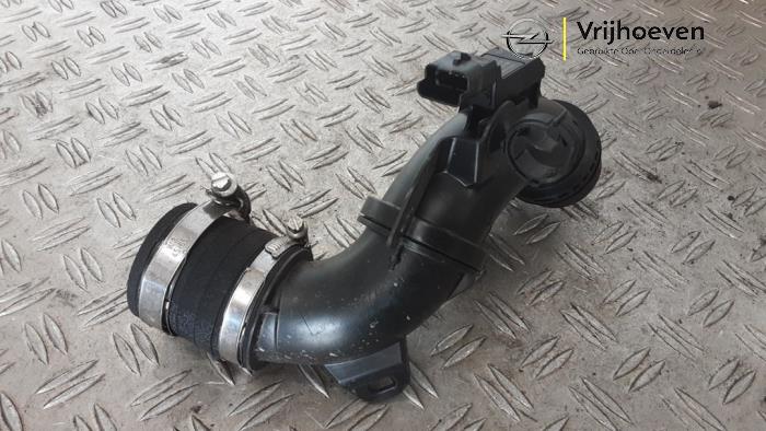 Intercooler Buis van een Opel Astra L Sports Tourer (F4/FC/FN/FR) 1.2 Turbo 130 12V 2023
