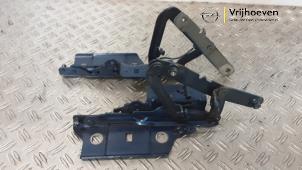 Gebruikte Motorkap Scharnier Opel Insignia Sports Tourer 2.0 CDTI 16V Prijs € 60,00 Margeregeling aangeboden door Autodemontage Vrijhoeven B.V.