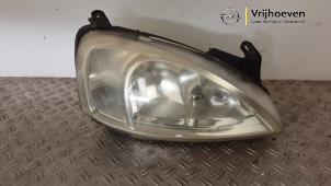 Gebruikte Koplamp rechts Opel Corsa C (F08/68) 1.0 12V Prijs € 35,00 Margeregeling aangeboden door Autodemontage Vrijhoeven B.V.