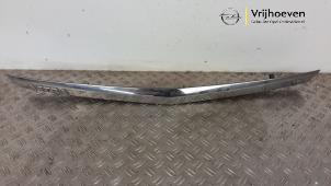 Gebruikte Sierlijst achterklep Opel Astra H (L48) 1.8 16V Prijs € 40,00 Margeregeling aangeboden door Autodemontage Vrijhoeven B.V.