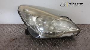 Gebruikte Koplamp rechts Opel Corsa D 1.4 16V Twinport Prijs € 125,00 Margeregeling aangeboden door Autodemontage Vrijhoeven B.V.