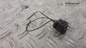 Gebruikte Koplamp fitting Opel Adam 1.2 16V Prijs € 15,00 Margeregeling aangeboden door Autodemontage Vrijhoeven B.V.