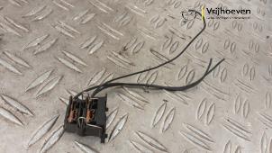 Gebruikte Koplamp fitting Opel Adam 1.2 16V Prijs € 15,00 Margeregeling aangeboden door Autodemontage Vrijhoeven B.V.