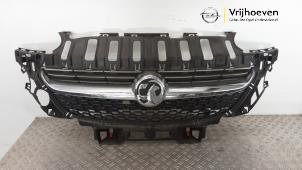 Gebruikte Grille Opel Adam 1.2 16V Prijs € 325,00 Margeregeling aangeboden door Autodemontage Vrijhoeven B.V.