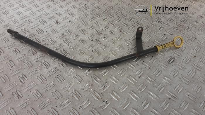 Gebruikte Olie Peilstok Opel Astra H Twin Top (L67) 1.8 16V Prijs € 15,00 Margeregeling aangeboden door Autodemontage Vrijhoeven B.V.
