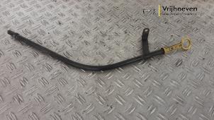 Gebruikte Olie Peilstok Opel Astra H Twin Top (L67) 1.8 16V Prijs € 15,00 Margeregeling aangeboden door Autodemontage Vrijhoeven B.V.