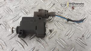 Gebruikte Tankklep Vergrendelingsmotor Opel Astra J Sports Tourer (PD8/PE8/PF8) 1.6 Turbo 16V Prijs € 60,00 Margeregeling aangeboden door Autodemontage Vrijhoeven B.V.