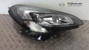 Gebruikte Rechter Koplamp Opel Corsa E 1.4 16V Prijs € 300,00 Margeregeling aangeboden door Autodemontage Vrijhoeven B.V.
