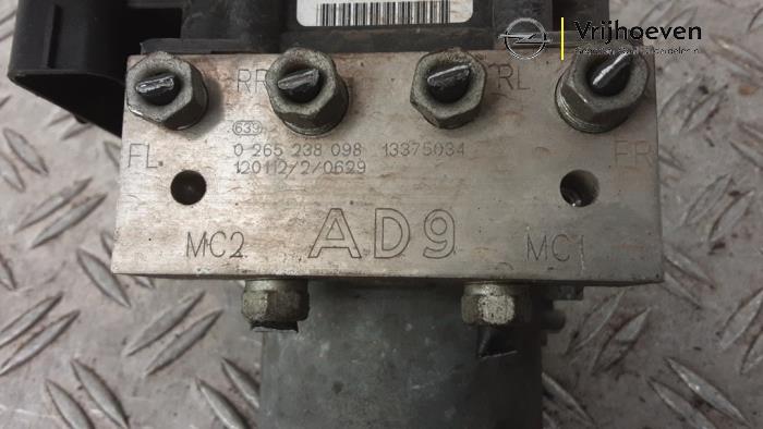ABS Pomp van een Opel Meriva (B) 1.4 Turbo 16V ecoFLEX 2012