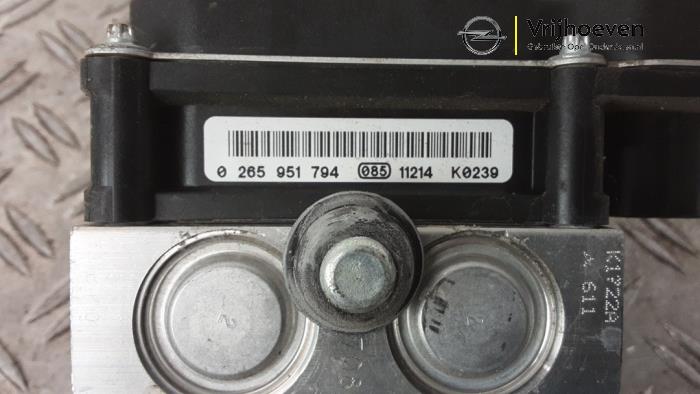 ABS Pomp van een Opel Meriva (B) 1.4 Turbo 16V ecoFLEX 2012