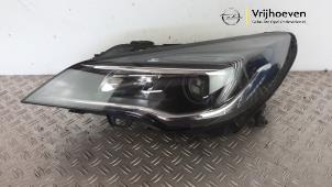 Gebruikte Linker Koplamp Opel Astra K Sports Tourer 1.2 Turbo 12V Prijs € 250,00 Margeregeling aangeboden door Autodemontage Vrijhoeven B.V.