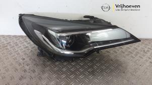 Gebruikte Koplamp rechts Opel Astra K Sports Tourer 1.2 Turbo 12V Prijs € 300,00 Margeregeling aangeboden door Autodemontage Vrijhoeven B.V.