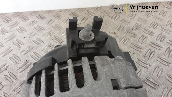 Dynamo van een Opel Astra K Sports Tourer 1.2 Turbo 12V 2022