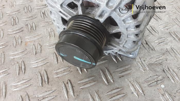Dynamo van een Opel Astra K Sports Tourer 1.2 Turbo 12V 2022