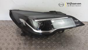 Gebruikte Koplamp rechts Opel Astra K Sports Tourer 1.0 Turbo 12V Prijs € 350,00 Margeregeling aangeboden door Autodemontage Vrijhoeven B.V.