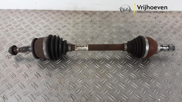 Gebruikte Aandrijfas links-voor Opel Astra K Sports Tourer 1.4 Turbo 16V Prijs € 100,00 Margeregeling aangeboden door Autodemontage Vrijhoeven B.V.