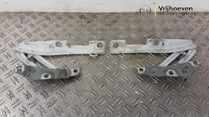 Gebruikte Motorkap Scharnier Opel Adam 1.0 Ecotec 12V SIDI Turbo Prijs € 30,00 Margeregeling aangeboden door Autodemontage Vrijhoeven B.V.