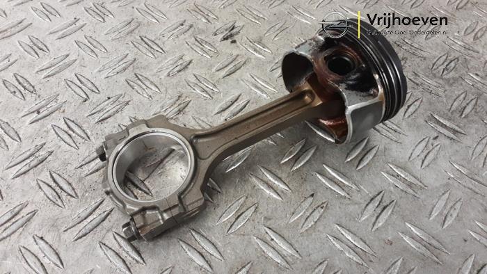 Gebruikte Zuiger Opel Astra K Sports Tourer 1.0 Turbo 12V Prijs € 50,00 Margeregeling aangeboden door Autodemontage Vrijhoeven B.V.