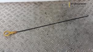 Gebruikte Olie Peilstok Opel Astra K Sports Tourer 1.0 Turbo 12V Prijs € 15,00 Margeregeling aangeboden door Autodemontage Vrijhoeven B.V.