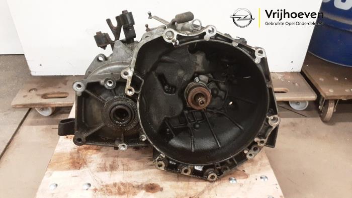 Gebruikte Versnellingsbak Opel Signum (F48) 3.2 V6 24V Prijs € 300,00 Margeregeling aangeboden door Autodemontage Vrijhoeven B.V.