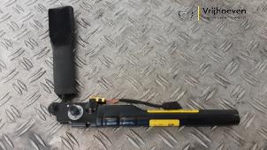 Gebruikte Gordelspanner links Opel Astra K Sports Tourer 1.4 Turbo 16V Prijs € 50,00 Margeregeling aangeboden door Autodemontage Vrijhoeven B.V.