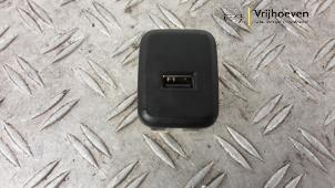 Gebruikte AUX/USB aansluiting Opel Karl 1.0 12V Prijs € 20,00 Margeregeling aangeboden door Autodemontage Vrijhoeven B.V.