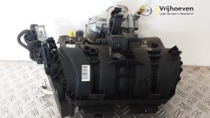 Gebruikte Inlaatspruitstuk Opel Tigra Twin Top 1.4 16V Prijs € 70,00 Margeregeling aangeboden door Autodemontage Vrijhoeven B.V.