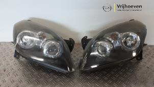 Gebruikte Koplampset links + rechts Opel Tigra Twin Top 1.4 16V Prijs € 350,00 Margeregeling aangeboden door Autodemontage Vrijhoeven B.V.
