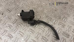 Gebruikte Tankklep Vergrendelingsmotor Opel Astra J Sports Tourer (PD8/PE8/PF8) 1.6 Turbo 16V Prijs € 60,00 Margeregeling aangeboden door Autodemontage Vrijhoeven B.V.