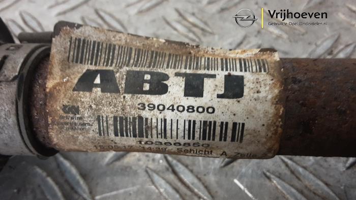 Aandrijfas links-voor van een Opel Astra K 1.4 Turbo 16V 2017