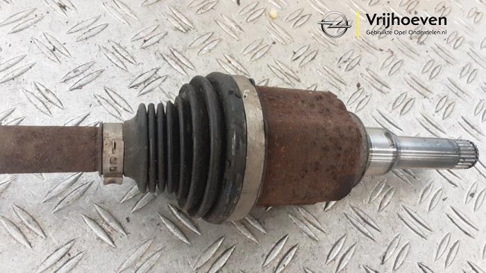 Aandrijfas links-voor van een Opel Astra K 1.4 Turbo 16V 2017