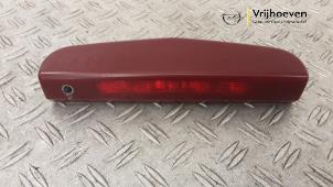 Gebruikte Remlicht Extra midden Opel Corsa E 1.4 16V Prijs € 35,00 Margeregeling aangeboden door Autodemontage Vrijhoeven B.V.