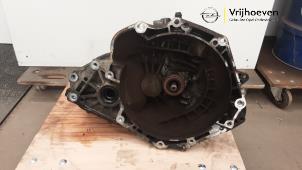 Gebruikte Versnellingsbak Opel Astra H Twin Top (L67) 1.8 16V Prijs € 500,00 Margeregeling aangeboden door Autodemontage Vrijhoeven B.V.