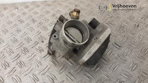 Gebruikte Gasklephuis Opel Astra H Twin Top (L67) 1.8 16V Prijs € 30,00 Margeregeling aangeboden door Autodemontage Vrijhoeven B.V.