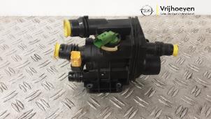 Gebruikte Thermostaathuis Opel Crossland (X) 1.2 Turbo 12V Euro 6d-temp Prijs € 30,00 Margeregeling aangeboden door Autodemontage Vrijhoeven B.V.