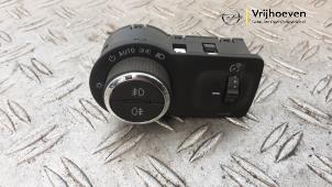 Gebruikte Licht Schakelaar Opel Mokka/Mokka X 1.7 CDTI 16V 4x4 Prijs € 20,00 Margeregeling aangeboden door Autodemontage Vrijhoeven B.V.