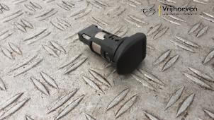 Gebruikte 12 Volt aansluiting Opel Vivaro 1.6 CDTI BiTurbo 120 Prijs € 25,00 Inclusief btw aangeboden door Autodemontage Vrijhoeven B.V.