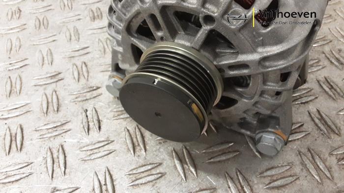 Alternator van een Opel Corsa F (UB/UH/UP) 1.2 Turbo 12V 100 2024