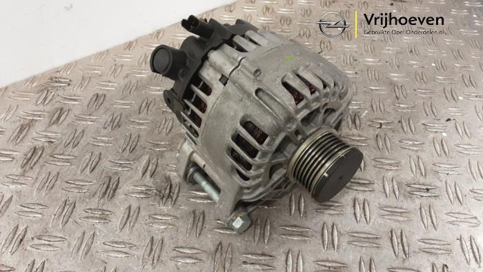 Alternator van een Opel Corsa F (UB/UH/UP) 1.2 Turbo 12V 100 2024
