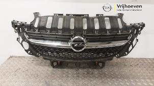 Gebruikte Grille Opel Adam 1.2 16V Prijs € 325,00 Margeregeling aangeboden door Autodemontage Vrijhoeven B.V.