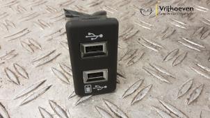 Gebruikte AUX/USB aansluiting Opel Crossland (X) 1.2 Turbo 12V Prijs € 30,00 Margeregeling aangeboden door Autodemontage Vrijhoeven B.V.