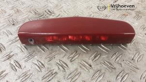 Gebruikte Remlicht Extra midden Opel Corsa E 1.4 16V Prijs € 35,00 Margeregeling aangeboden door Autodemontage Vrijhoeven B.V.