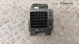 Gebruikte Luchtrooster Dashboard Opel Vectra C Caravan 2.2 DIG 16V Prijs € 40,00 Margeregeling aangeboden door Autodemontage Vrijhoeven B.V.