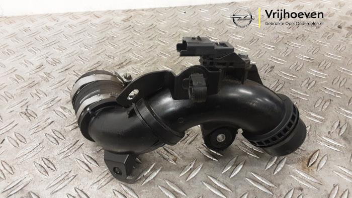 Gebruikte Intercooler Buis Opel Crossland (X) 1.2 Turbo 12V Prijs € 20,00 Margeregeling aangeboden door Autodemontage Vrijhoeven B.V.
