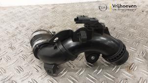 Gebruikte Intercooler Buis Opel Crossland (X) 1.2 Turbo 12V Prijs € 20,00 Margeregeling aangeboden door Autodemontage Vrijhoeven B.V.