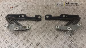 Gebruikte Motorkap Scharnier Opel Adam 1.0 Ecotec 12V SIDI Turbo Prijs € 30,00 Margeregeling aangeboden door Autodemontage Vrijhoeven B.V.