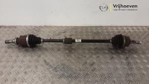 Gebruikte Aandrijfas rechts-voor Opel Adam 1.0 Ecotec 12V SIDI Turbo Prijs € 100,00 Margeregeling aangeboden door Autodemontage Vrijhoeven B.V.